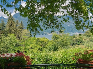 Himmel, Berg, Daytime, Gebäude, Pflanze, Natürliche Landschaft, Haus, Vegetation, Hochland, Baum
