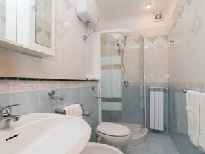 Mirror, Plumbing Fixture, Sink, Property, Tap, Bathroom Sink, Building, Bathroom, Interior Design, Purple