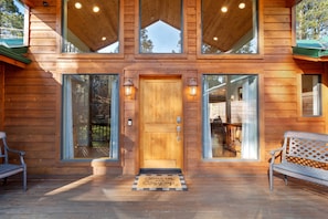 Grand Entry w/Cozy Porch