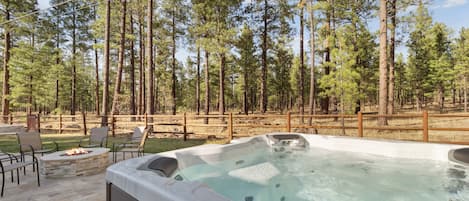 7 Person Hot Tub, Gas Fire Pit & Gate Into The National Forest