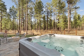 7 Person Hot Tub, Gas Fire Pit & Gate Into The National Forest