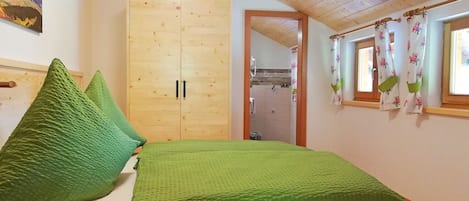 Ferienwohnung Quirin 48qm, kleiner Balk, Wohnküche, 1 Schlafz., 1 Wohnschlafraum-Schlafzimmer mit Blick ins Bad