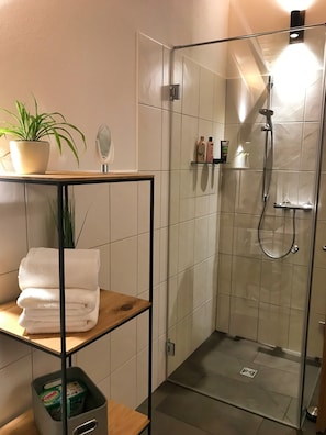 Ferienwohnung Kaindl-Badezimmer mit bodentiefer Dusche