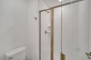  This townhome has a total of 3 bathrooms.