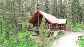 Beautiful view of log cabin near Yellowstone.