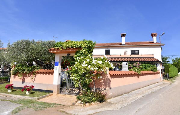 L'esterno della casa ed il giardino recintato