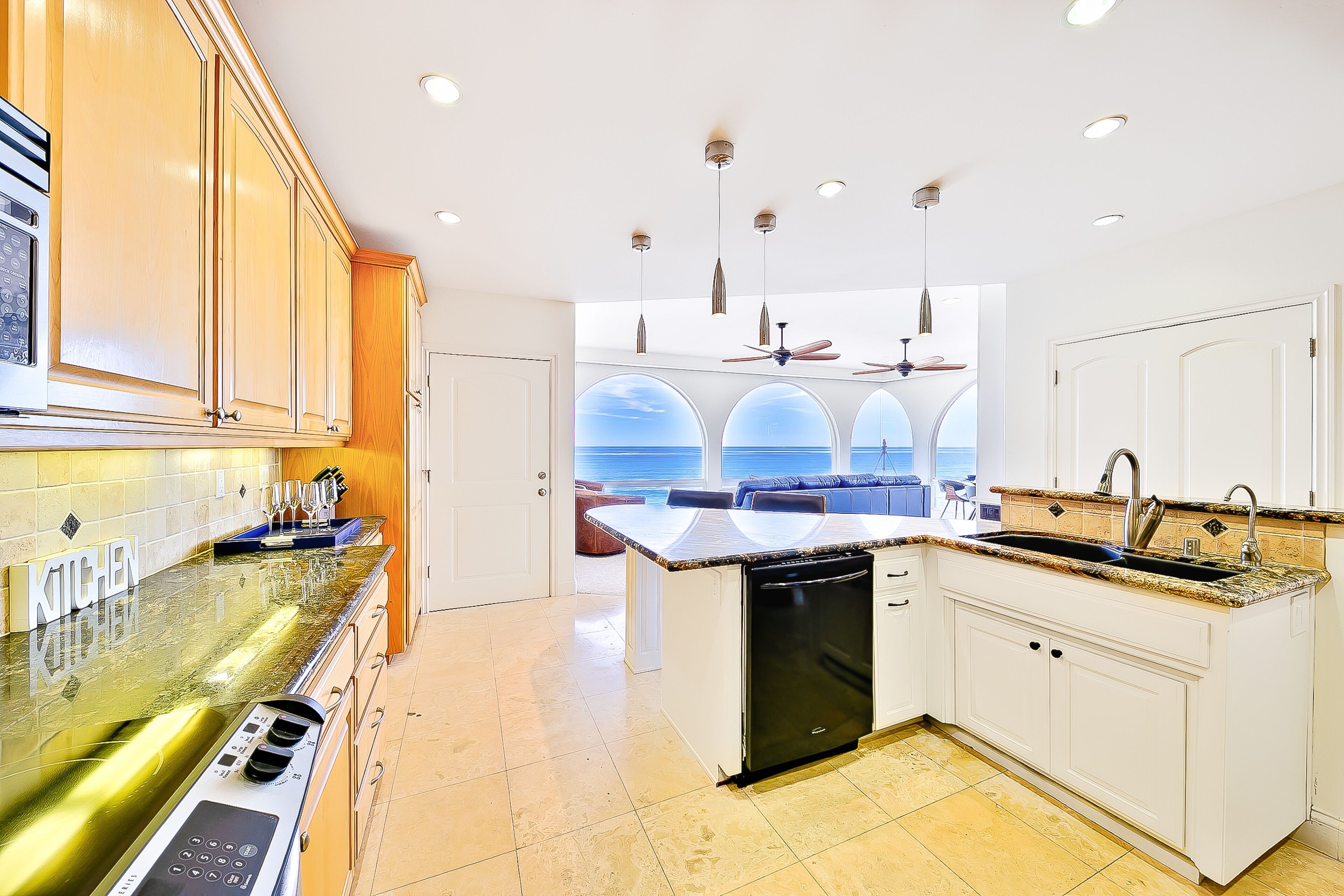 Breathtaking La Jolla Oceanfront 2BD Penthouse with Parking