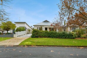 Newly renovated home located in the heritage tree lined streets of Orange near Golfing, National Parks, Caves, Lake Canobolas and vineyards.