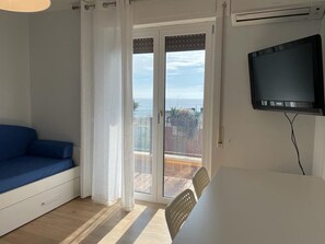 Zona giorno con divano letto e angolo cottura