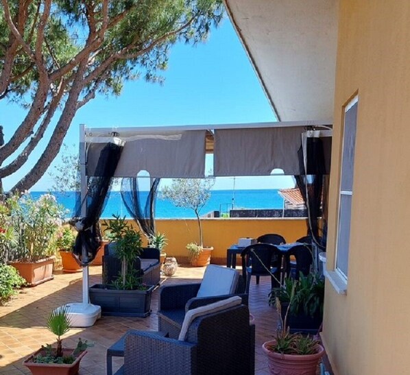 Grande terrazza con vista mare