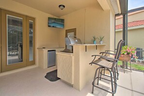 Screened Lanai | Outdoor Kitchen | Gas Grill