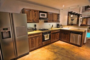 Large Kitchens, Ice Maker, Filtered Drinking Water, DIshwasher, Dishes