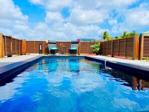 Piscine de jour avec ses transats 