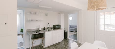 Dining Area & Kitchenette 