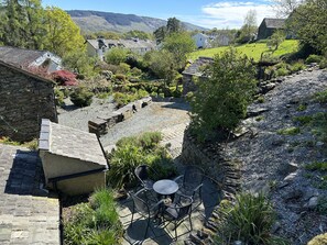 Bowmanstead cottage garden with patio furniture and lake view