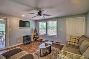 Living Room | Smart TV | Fireplace | Free WiFi