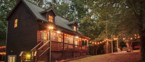 The view of the cabin from outside. 