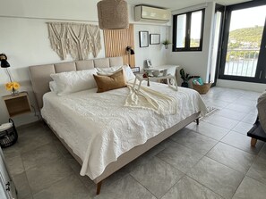 Beautifully decorated studio with amazing ocean view!  Perfect for couples!