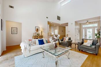 Gorgeous and sunny home with pool, beach access, & washer/dryer - dogs welcome