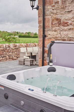 The hot tub at Plum Cottage, Lake District