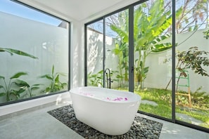 Chilling bathtub to mingle with nature