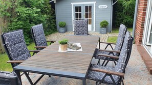 Terrasse, 6 Sitzplätze, Sonnenschirm und Kugelgrill