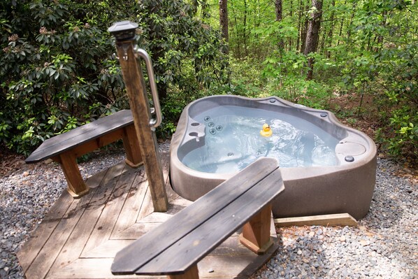 Outdoor spa tub