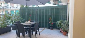 屋外ダイニングエリア