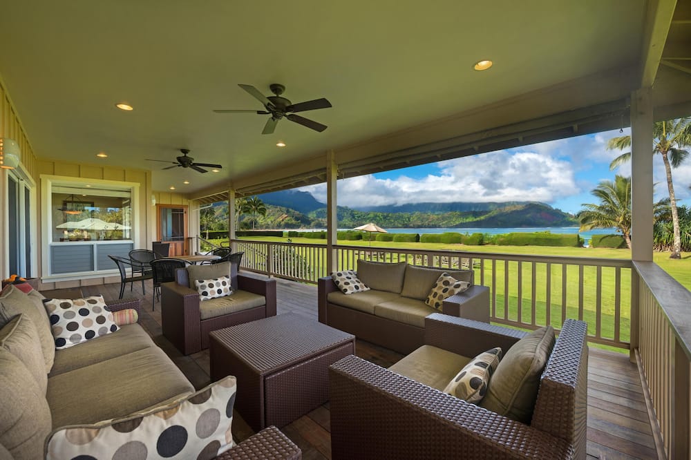 Beachfront Hanalei Bay Villa with Mountain Views