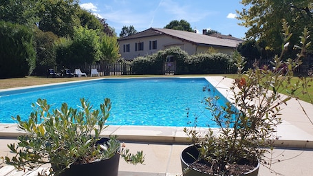 Piscine 12 x6 chaufée, clÎturée et salée