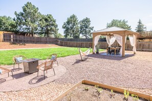 Enjoy the backyard amenities! Firepit, hammock, dining table (shared space)!