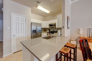 Kitchen - Kitchen island with seats for 2