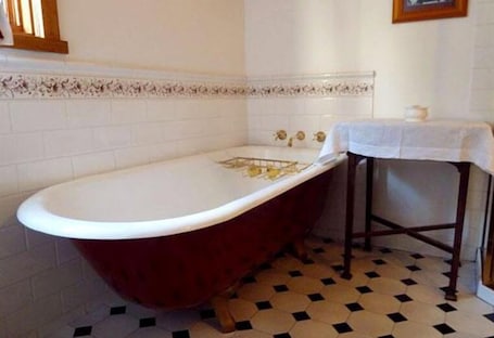 Deep soaking bathtub