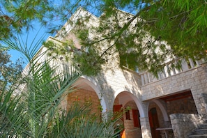 Vista frontal de la propiedad