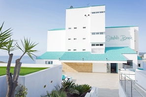 Vista frontal de la propiedad