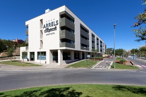 Vista frontal de la propiedad