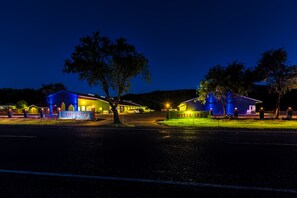 Facciata della struttura - sera/notte