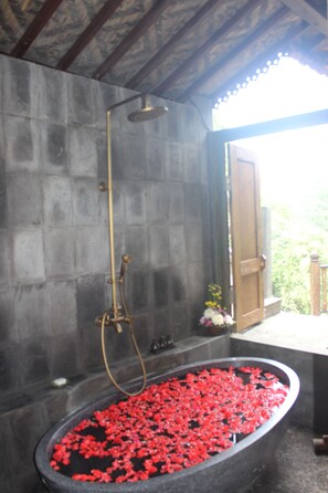 Deep soaking bathtub