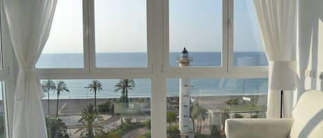 Amazing views, frontal to the beach, in this appartment fully renovated.