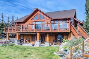 The front view of the stunning Pine Ridge log cabin style home.