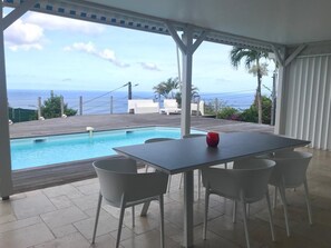 Terrasse et deck avec vue plongeante sur la mer