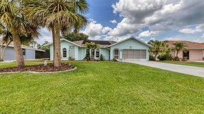 Beautiful 3 bed 2 bath villa located in Charlotte Harbor Area