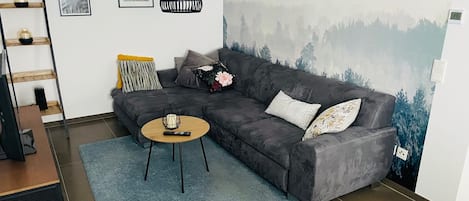Wohnzimmer mit Loungeecke / weiterer Schlafgelegenheit WLAN und TV
