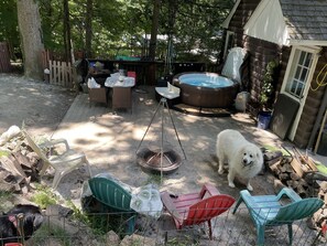 Terrace with 4 seasons hot tub (5/7 persons).