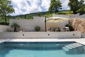 Pool und Terrasse