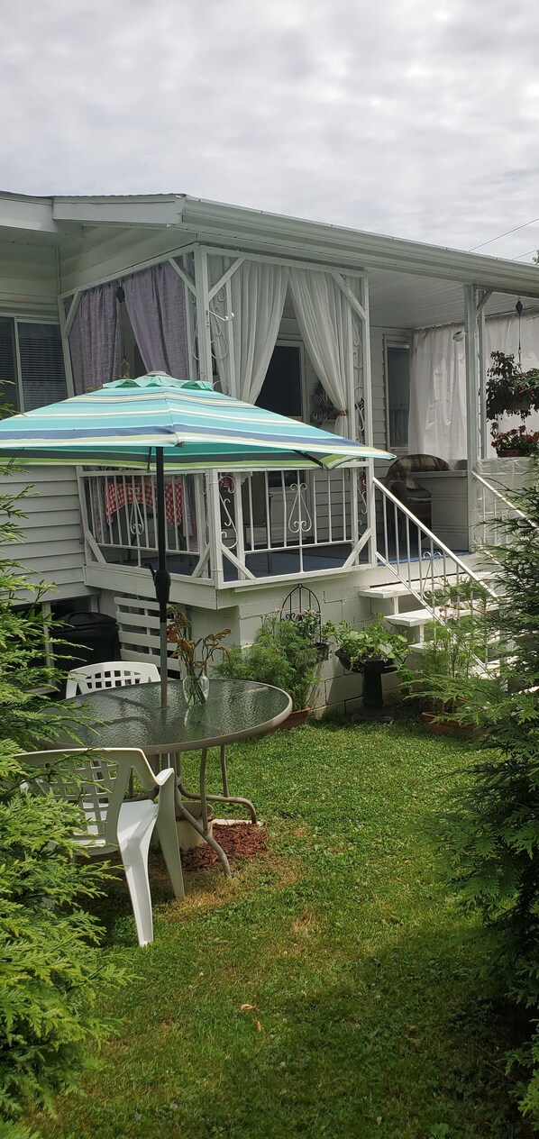 Outdoor dining