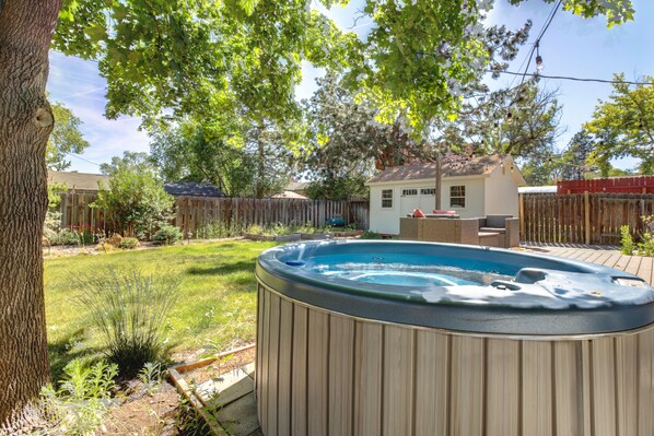 Hot tub for relaxation and views of Pilot Butte