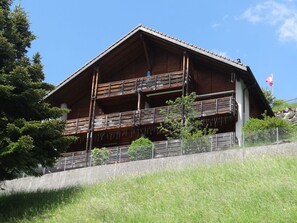 Himmel, Pflanze, Gebäude, Wolke, Fenster, Baum, Haus, Holz, Urban Design, Steigung