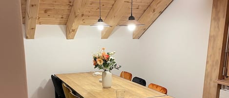 Tafel, Bloem, Meubilair, Eigendom, Fabriek, Stoel, Hout, Interieur Ontwerp, Verlichting, Bloempot