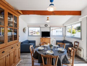 Table, Meubles, Propriété, Vaisselle, Bleu, Fenêtre, Chaise, Bois, Cabinetry, Salon